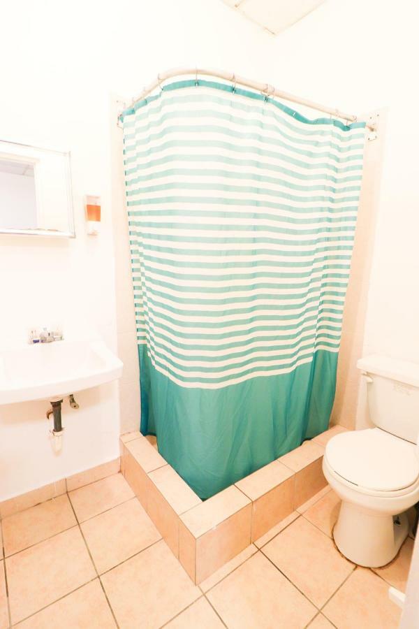 Henry's Guest house 2*